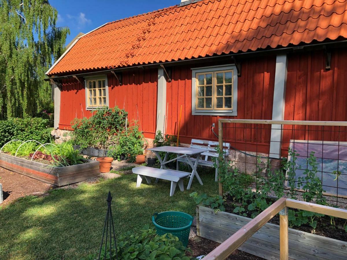 Old Wing Villa Enkoping Exterior photo